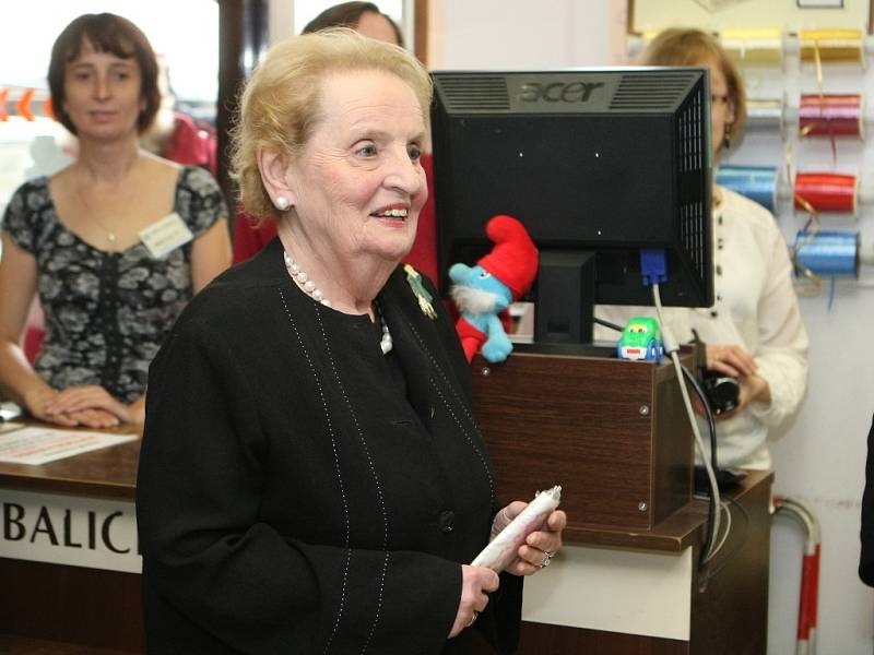 Česká rodačka Madeleine Albrightová, která byla americkou ministryní zahraničí, přijela do Brna. V knihkupectví podepisovala svou knihu Pražská zima.