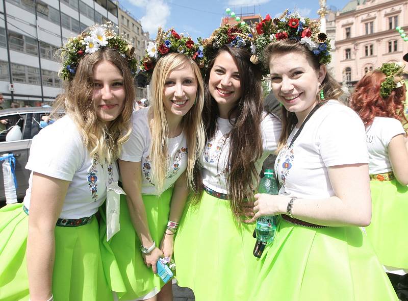 Máj padla, vstříc oslavám. Symbolické pořezání májky na náměstí Svobody předznamenalo festivalový den Brněnského Majálesu, který po poledni začal v areálu brněnského výstaviště.