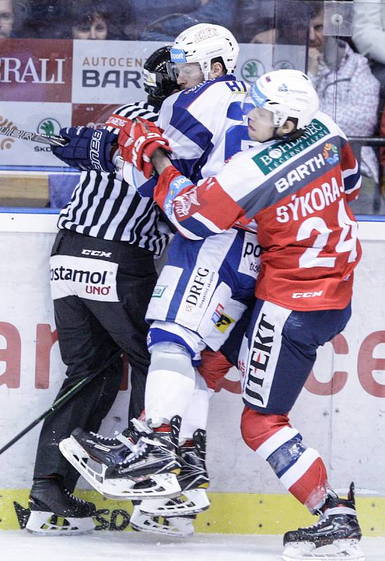 Hokejové utkání Tipsport extraligy v ledním hokeji mezi HC Dynamo Pardubice (červenobílém) a HC Kometa Brno ( v bílomodrém) v pardubické Tipsport areně.