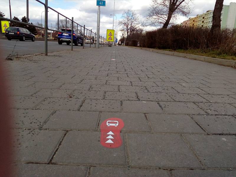 Hledání zastávek náhradní autobusové dopravy při uzavírce Dornychu lidem usnadní nové nálepky brněnského dopravního podniku.