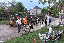 Následky přívalových dešťů odklízí devět jednotek hasičů v Přibyslavicích.