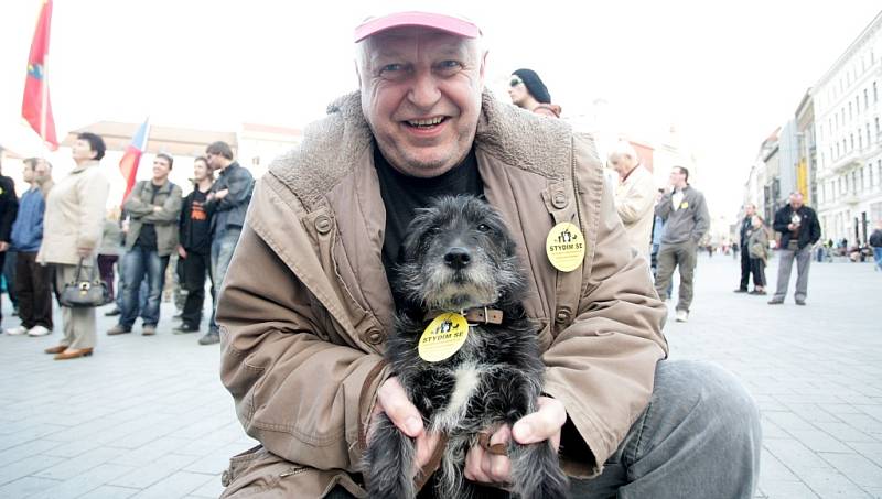 Asi dvě stovky lidí protestovaly na náměstí Svobody v Brně proti vládě a prezidentovi. Na pódiu řečníci vyjmenovávali nedostatky vedení státu a žádali demisi ministrů.