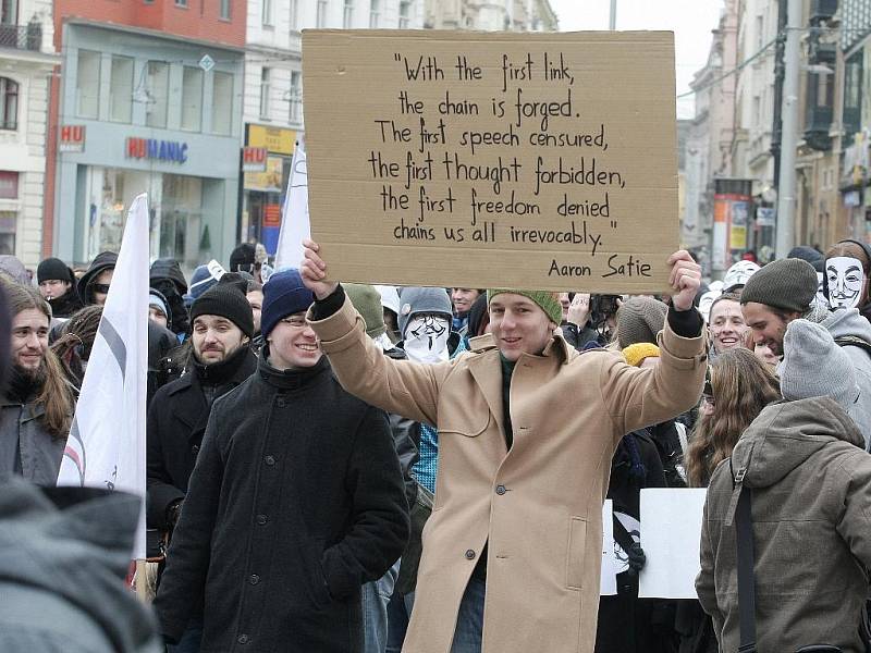 Přes pět set lidí se v sobotu sešlo na náměstí Svobody, aby protestovalo proti mezinárodní dohodě ACTA.