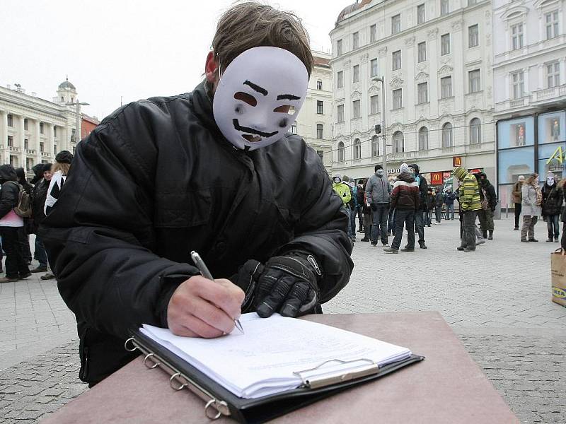 Přes pět set lidí se v sobotu sešlo na náměstí Svobody, aby protestovalo proti mezinárodní dohodě ACTA.