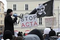 Přes pět set lidí se v sobotu sešlo na náměstí Svobody, aby protestovalo proti mezinárodní dohodě ACTA.