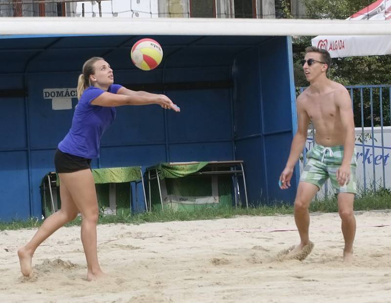 Bez jediné prohry prošli turnajem Lucie Doubravská s Adamem Havlem a zvítězili ve třetím ročníku Memoriálu Marka Těšíka v beachvolejbalu. Ten se hraje jako vzpomínka na zesnulého sportovního redaktora Deníku Rovnost.