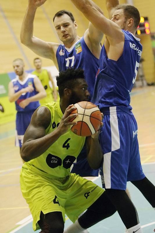 Brněnští basketbalisté v závěru dvacátého kola nejvyšší soutěže mocně dotahovali ostravský náskok, ale také vinou neúspěšných trestných hodů už výsledek nezvrátili a podlehli na domácí palubovce 73:79.