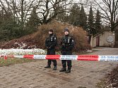 Uzavřená univerzitní botanická zahrada a desítky policistů prohledávajících okolí. Tak vypadalo ve středu dopoledne místo nedaleko tramvajové zastávky Bieblova, kde v úterý odpoledne někdo zavraždil mladou ženu.