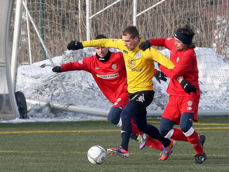 Fotbalisté brněnské Zbrojovky (v červeném) zdolali 1. FC Slovácko 2:0.