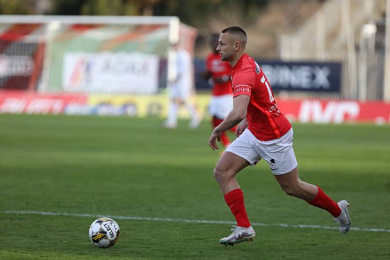 Fotbalisté Zbrojovky (v červeném) podlehli Jablonci 1:2.