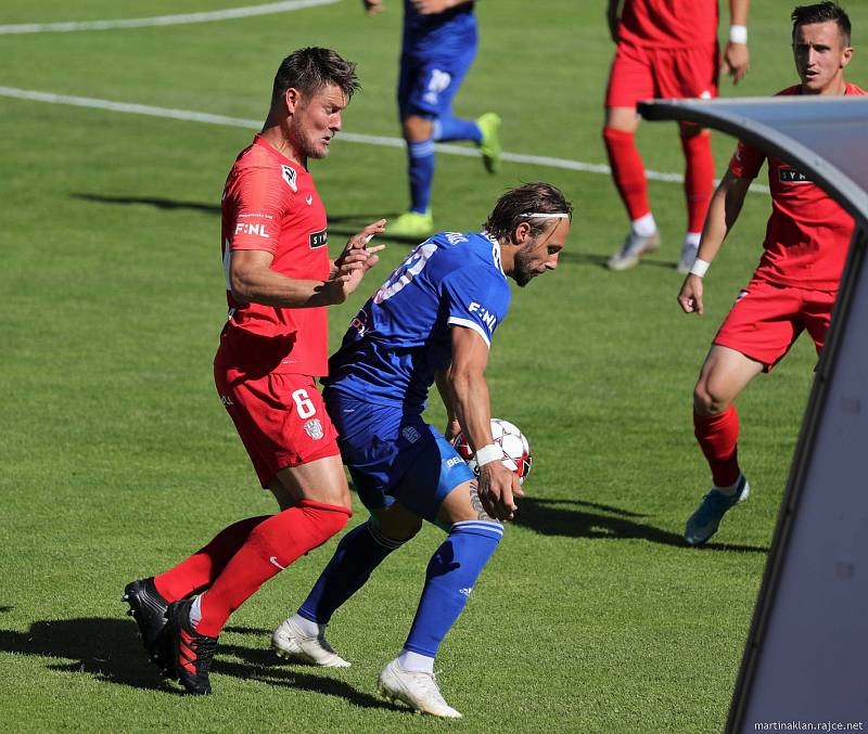 28. kolo F:NL: FC Slavoj Vyšehrad (modrá) - FC Zbrojovka Brno (červená)