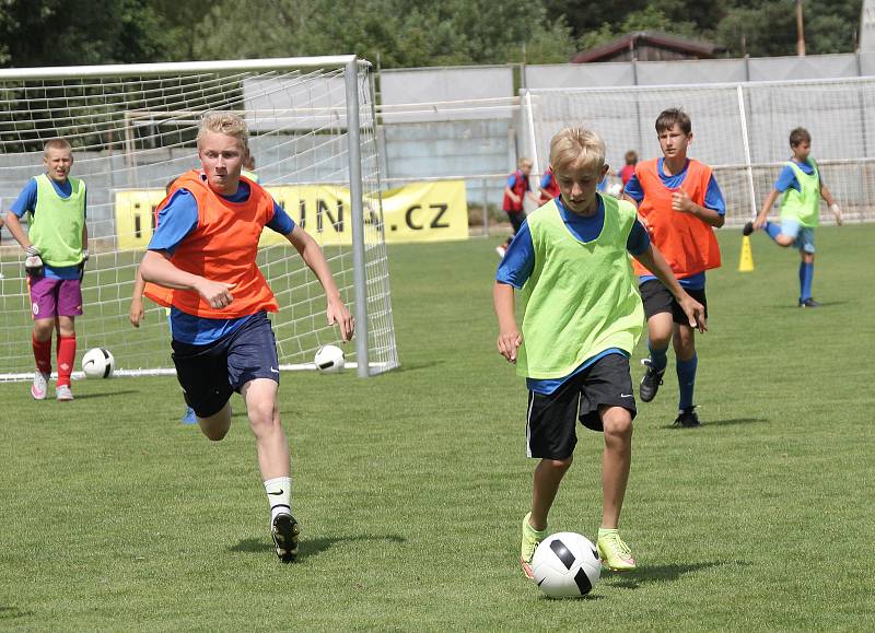 Už sedmý ročník Fotbalového kempu Petra Švancary hostí Rosice. Malí fotbalisté převážně z jižní Moravy si užili také návštěvu prvoligových fotbalistů Zbrojovky.
