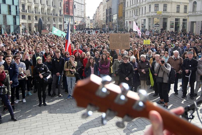 Studentská demonstrace VyjdiVen na brněnském náměstí Svobody.