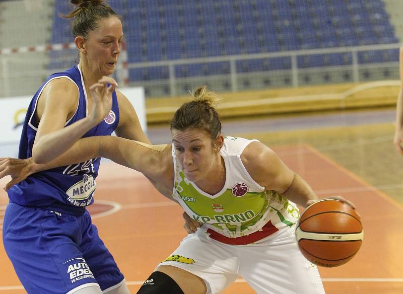 Basketbalistky KP Brno v úvodním zápase EuroCupu prohrály doma s německým Wasserburgem jednoznačně 51:73. Na snímku Šujanová a Tobinová.