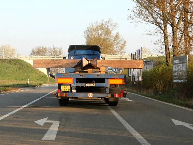 Dvanáctimetrový kříž s pláštěm z bronzového plechu, který předloni přivítal papeže Benedikta XVI. na tuřanském letišti, shlíží na Brno z Denisových sadů.