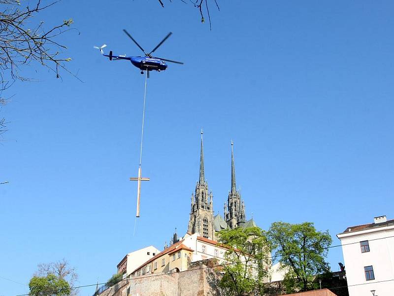 Dvanáctimetrový kříž s pláštěm z bronzového plechu, který předloni přivítal papeže Benedikta XVI. na tuřanském letišti, shlíží na Brno z Denisových sadů.