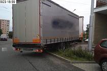 Silnici zablokoval řidič kamionu při nepovedeném couvání v Brně na Vinohradech.