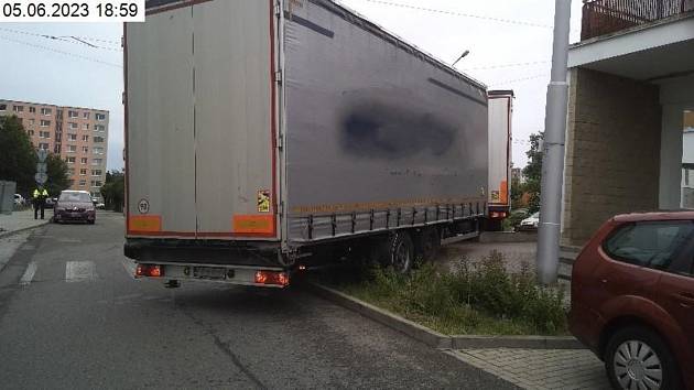 Řidič kamionu zablokoval při nepovedeném couvání v Brně na Vinohradech silnici