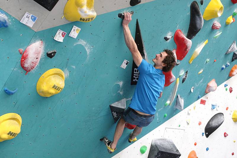 Brněnský lezec Adam Ondra patří ke špičce sportovního lezení.