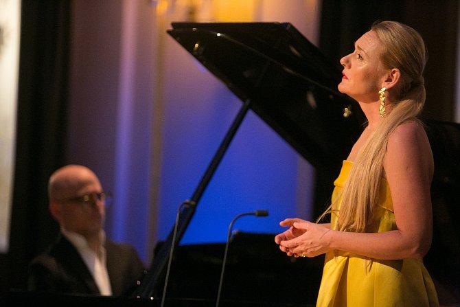 Výjimečný benefiční koncert přichystala mezzosopranistka Magdalena Kožená společně s Brnem – městem hudby UNESCO a Festivalem ZUŠ Open. Své umění předvedla v pondělí v brněnském Besedním domě, kde ji doprovázel klavírista Ohad Ben-Ari.