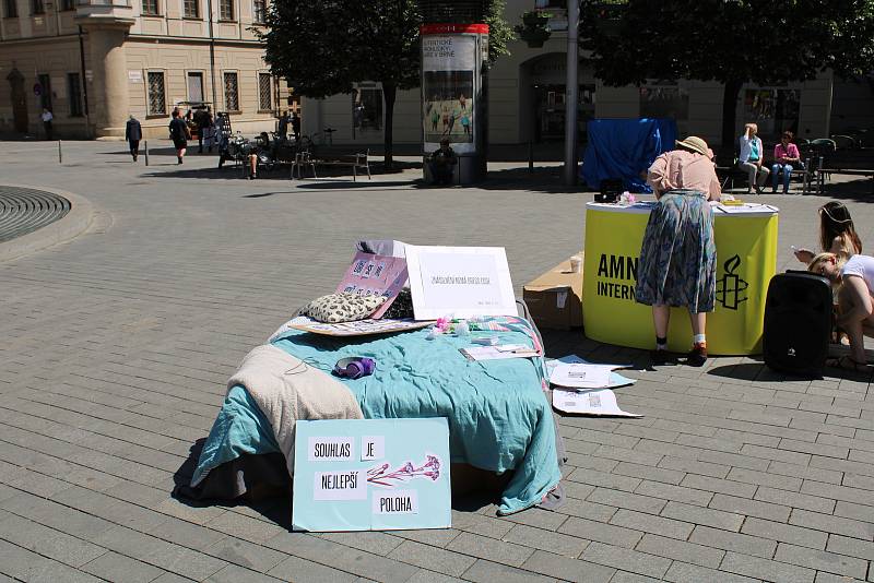 Postel je součástí kampaně Chce to souhlas. Upozorňuje na problematiku znásilnění a nevhodnou definici znásilnění v českém trestním zákoníku.