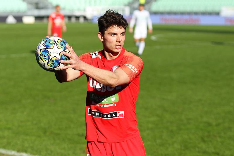 Fotbalisté Zbrojovky Brno (v červeném) remizovali na hřišti Karviné 1:1.