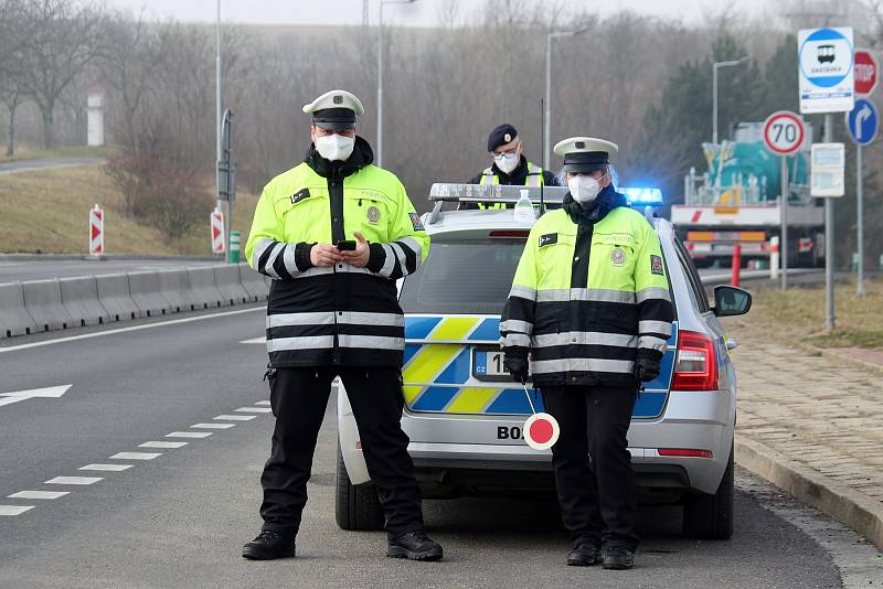 Policisté kontrolují přejezdy mezi okresy. Zákaz přejíždění bude zřejmě platit i o Velikonocích.