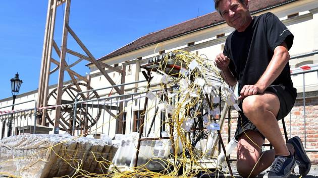 Špilberk obsadili v sobotu v osm hodin ráno. A večer z něj ukázali, jak vypadá Nebe na zemi. Než ale ohňostrůjci ze společnosti Flash Barrandov SFX závěrečnou show festivalu Ignis Brunensis pod tímto názvem odpálili, čekaly je dlouhé hodiny práce.