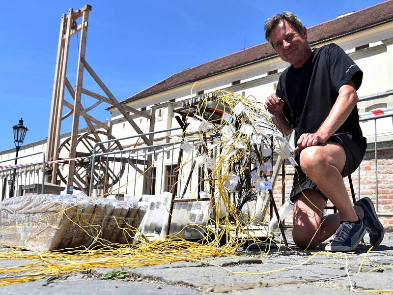 Špilberk obsadili v sobotu v osm hodin ráno. A večer z něj ukázali, jak vypadá Nebe na zemi. Než ale ohňostrůjci ze společnosti Flash Barrandov SFX závěrečnou show festivalu Ignis Brunensis pod tímto názvem odpálili, čekaly je dlouhé hodiny práce.