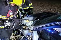 Celkem čtyři zranění potřebovali v pátek ráno pomoc po nehodě dvou osobních aut v Tetčicích na Brněnsku.