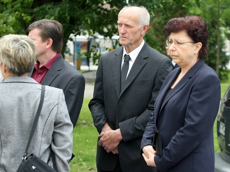 Téměř čtyři sta lidí se přišlo v sobotu naposledy rozloučit s čtyřčlennou vyvražděnou rodinou z brněnských Ivanovic.