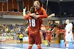 Brno 2.2.2020 - kvalifikační turnaj na futsalové MS 2020 - ČR 18 Tomáš Vnuk a 4 Radim Záruba (červená) Slovinsko (bílá)