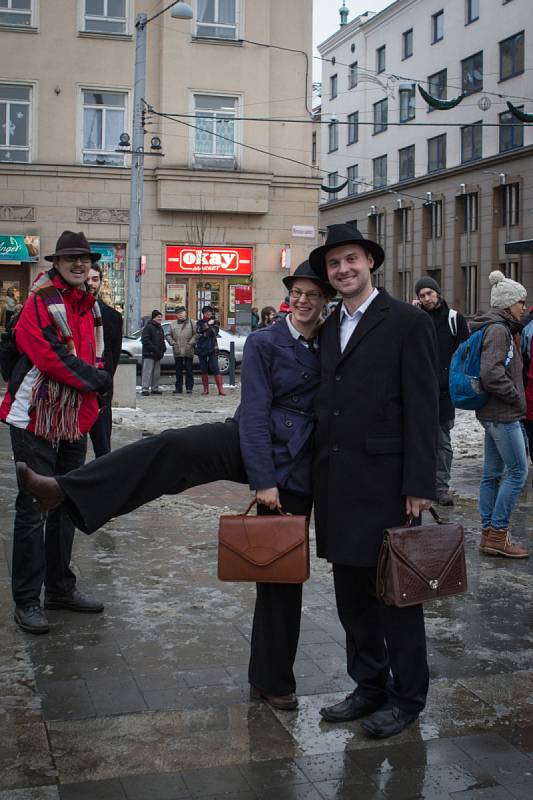 Pátého ročníku Silly walk, tedy švihlé chůze, se ve čtvrtek v Brně zúčastnilo přes sto padesát příznivců britské komediální skupiny Monty Python.