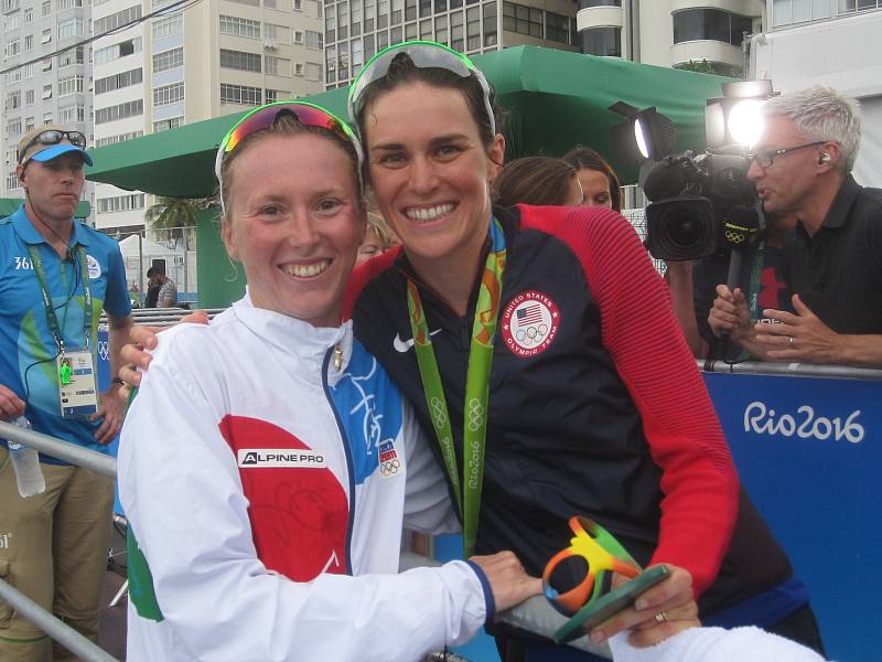 Triatlonistka Vendula Frintová (vlevo) s olympijskou vítězkou Gwen Jorgensenovou.