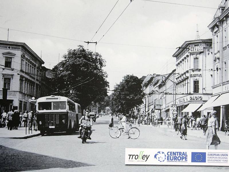 Vernisáž k výstavě Trolley Roadshow v Brně.