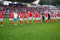 Fotbalisté Zbrojovky Brno (v červeném) slaví se svými fanoušky. 