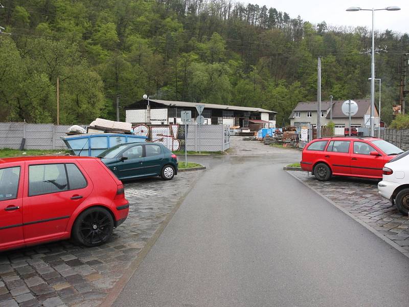 Záchytné parkoviště v Bílovicích vznikne pravděpodobně na místě současných stavebnin (na snímku).