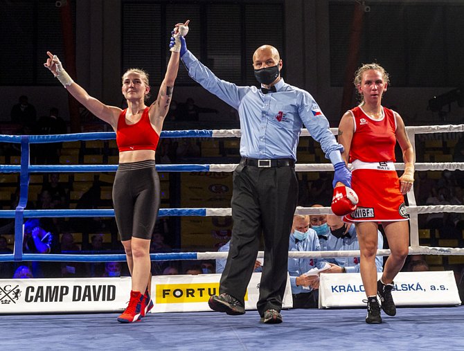 Fabiana Bytyqi (nalevo) uhájila mistrovský pás organizace WBC. Ilustrační foto.