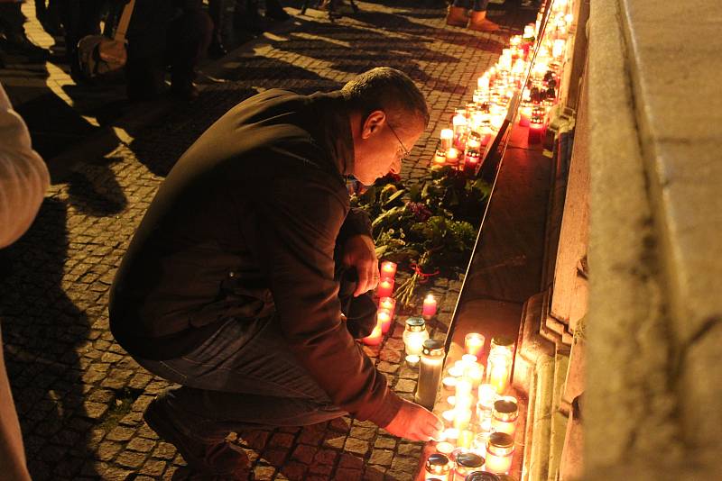 Na brněnském náměstí Svobody si lidé připomněli zapálením svíček Jana Palacha. Student se upálil přesně před půl stoletím.