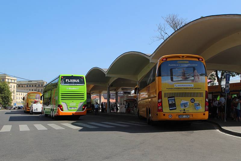 Podle zjištění Brněnského deníku Rovnost prodejna jízdenek pro autobusového dopravce FlixBus u brněnského Grandu stojí načerno.