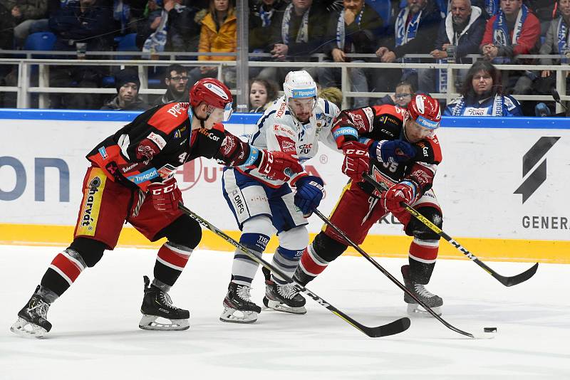 Domácí HC Kometa Brno v bílém proti Mountfield Hradec Králové