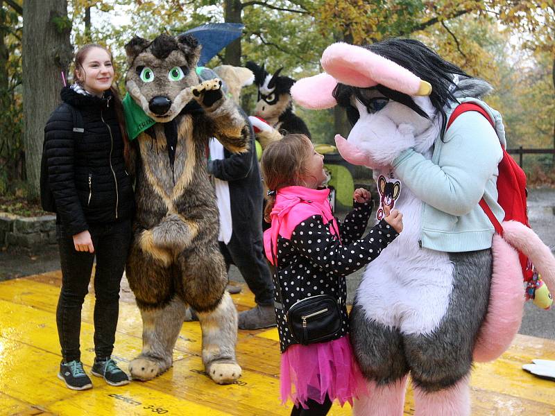 Necelá tisícovka lidí přišla v sobotu oslavit Halloween do brněnské zoo.