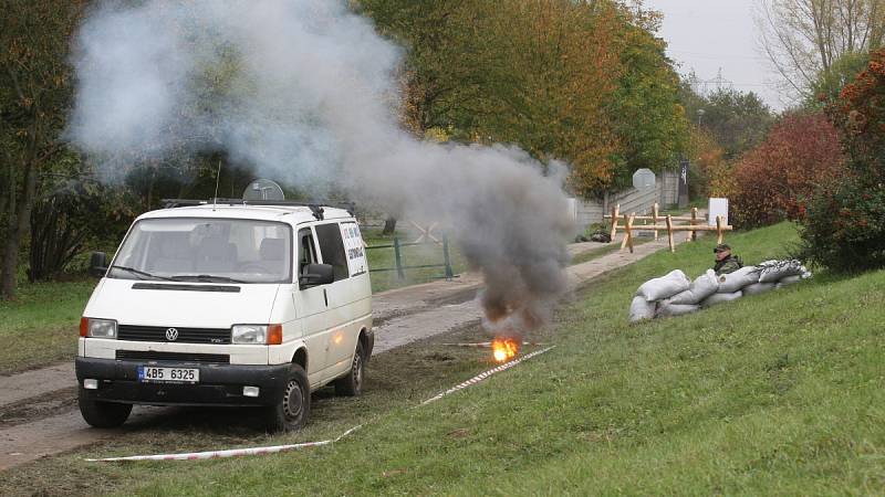 V areálu rozvodny v Sokolnicích na Brněnsku ve středu cvičili zásahy vojáci, policisté a záchranáři Českého červeného kříže.