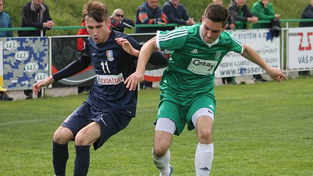 V utkání 22. kola fotbalové divize D prohrála Dosta Bystrc-Kníničky (zelené dresy) s FK Blansko 0:7.