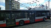 Několik desítek kilometrů bez trolejí ujede nový parciální trolejbus Dopravního podniku města Brna. Díky bateriím.