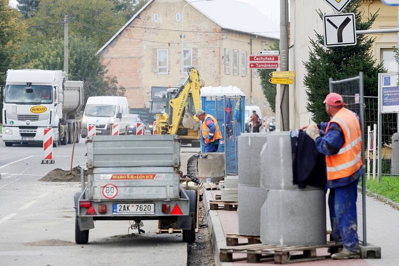Kolony automobilů jsou i v Komořanech nedaleko Brna. Oprava pozemní komunikace způsobuje dlouhé fronty.