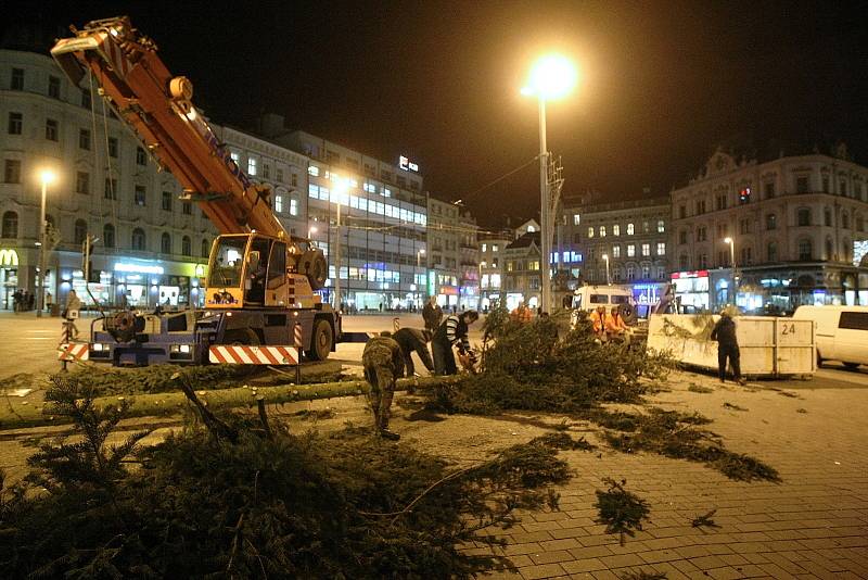 Vánoční strom na brněnském náměstí Svobody už zmizel. V pátek večer jej skáceli.