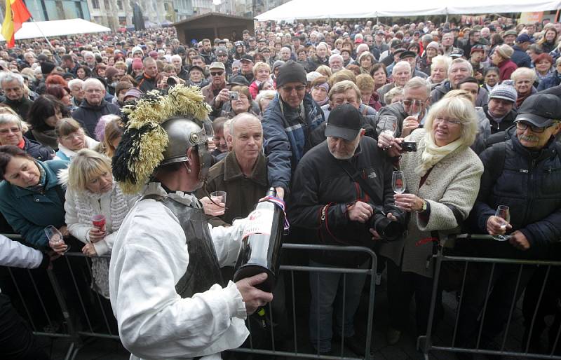 Svatý Martin dorazil do Brna. Mladé víno rozléval na náměstí Svobody.