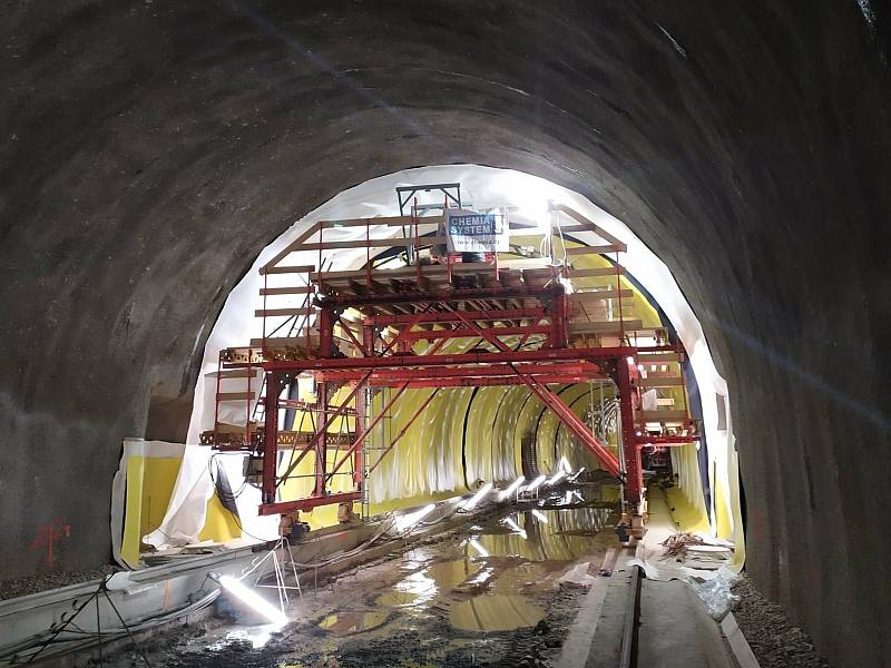 Stavba tramvajového tunelu v brněnské Žabovřeské ulici pokračuje jeho hydroizolací. Dělníci budují také zázemí pro řízení provozu v tunelu a galerii.