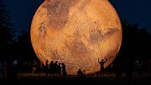 Nafouknutý model planety Mars přilákal stovky lidí na kraví horu. Pracovníci hvězdárny a sdružení VISUALOVE tak předvedli další ze svých pečlivě připravených projektů. Po modelu planety Země a jejího satelitu Měsíc přibyl Mars se svým detailním povrchem.